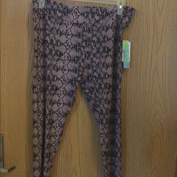 ready to go Pants - READY yo go purple snakeskin capri 2x new never worn